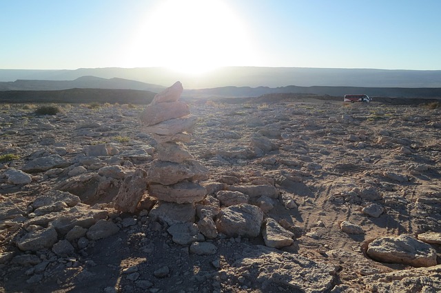 mochila de viaje y mapa de Chile para planificación